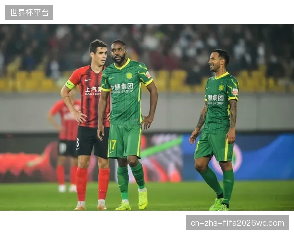 迈尼昂的稳健发挥是法国队防守的最后保障，他与后防线的默契是抵御强敌的根本。